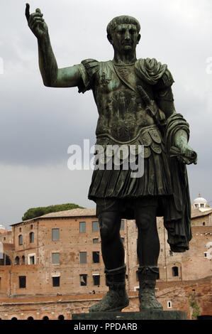 TRAJANO, Marco Ulpio (Marucs Ulpius Traianus) (53-117). Emperador romano (98-117) de la Dinastía de los Antoninos. ESTATUA DE TRAJANO en la VIA DEL FORO imperiale. ROM. Italia. Foto Stock