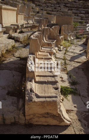 Arte greche. Il Teatro di Dioniso. Costruito in lui il cibo dell'Acropoli.( V a.C.). Sedi d'onore. Questi posti sono stati riservati per i giudici e digniaries, con i loro nomi scolpiti a loro sedi. Atene. La Grecia. L'Europa. Foto Stock