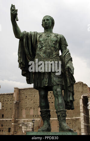 Nerva (30 98). Imperatore Romano (96-98). Antonine dinastia. Statua di bronzo. Foro di Nerva. Roma. L'Italia. Foto Stock