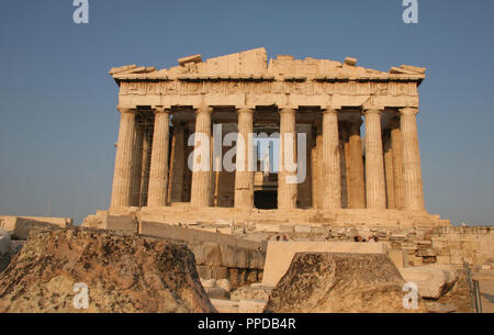 Arte greche. Il Partenone. È stato costruito tra 447-438 A.C. in stile dorico sotto la leadership di Pericle. Il palazzo è stato progettato dagli architetti Ictinos e Callicrates. Acropoli. Atene. Attica. Grecia centrale. L'Europa. Foto Stock