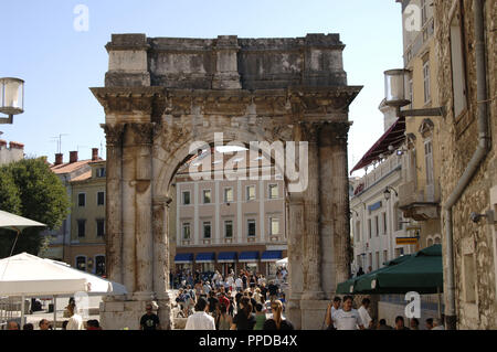 La Croazia. Pula. Arco trionfale del Sergii. I secolo A.C. Foto Stock