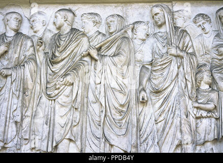 Ara Pacis Augustae. Altare dedicato alla pace, la dea romana. Fregio. Processione sul lato sud. Augusto con il suo capo tirata sopra la sua testa, Rex sacorum (alto sacerdote), quattro cifre (sacerdoti), lictor (con un'ascia). 13-9 B.C. Roma. L'Italia. Foto Stock