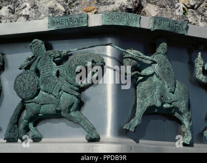 BATALLA DE RONCESVALLES (778). Derrota sufrida por la retaguardia del'(Ejército de Carlomagno cuando abandonaba la Península Ibérica tras una breve incursión. Detalle de la lucha ENTRE ROLDAN FERRAGUT y en el monumento conmemorativo de la Batalla de Roncesvalles. Riprodurre la leyenda tallada en el capitel del palacio real de Estella Roncisvalle. Navarra. Foto Stock