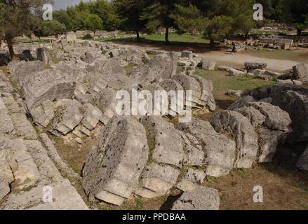 La Grecia, Olimpia. Tempio di Zeus. Esso fu costruito dall'architetto Libon di Elis, del V secolo. Ordine dorico. Rimane dell'albero delle colonne. Peloponneso. Foto Stock