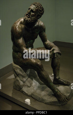 Arte greche. Ellenistica. Boxer del Quirinale o le Terme Boxer. La scultura in bronzo di età ellenistica (I secolo a.C.). Boxer seduto a riposo, con metallo e pelle garze impiegate per combattere. Palazzo Massimo. Museo Nazionale Romano. Roma. L'Italia. Foto Stock