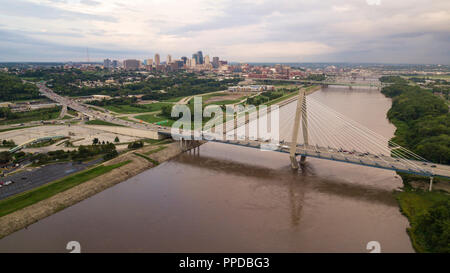 Il fiume è fangoso su questa mattina come una tempesta passa e pendolari travel strada in Kansas City Foto Stock