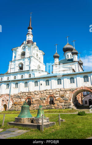 Nel cortile del Spaso-Preobrazhensky monastero di Solovetsky, Arkhangelsk oblast, Russia. Foto Stock