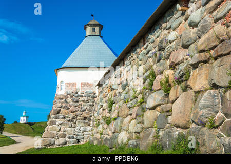 Alto muro di pietra del Spaso-Preobrazhensky monastero di Solovetsky, Arkhangelsk oblast, Russia. Foto Stock