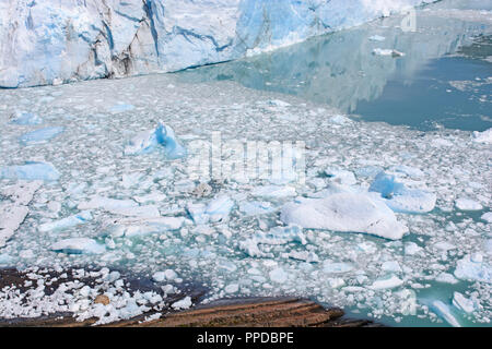 Iceberg e riflessioni sul Ghiacciaio Perito Moreno in Argentina della Patagonia Foto Stock