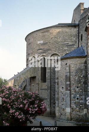 La Francia. Pyrenees-Orientales. Roussillon provincia. Elne. Cattedrale. Fu consacrata nel 1069, durante la dominazione aragonese crociata. Vista dell'abside semicircolare con battenti contrafforte. Foto Stock