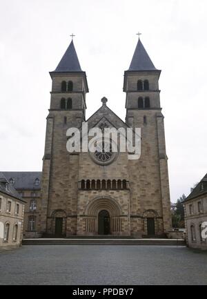 Il Lussemburgo. Echternach. Abbazia di Echternach. Originale pre-chiesa abbaziale, fondato dal missionario san Willibrord, 698, il santo patrono di Lussemburgo. 700-800 Merovingi chiesa, 800-1016 chiesa carolingia. 1031-1797 originale basilica romanica di stile, 1862-1953 chiesa ricostruita. Vista generale della moderna ricostruzione di facciata, xx secolo. Foto Stock