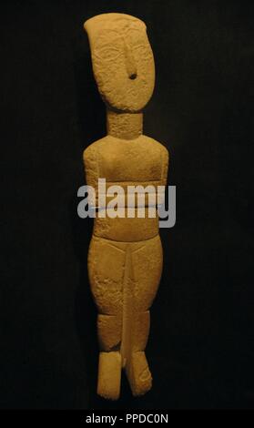 La cultura delle Cicladi. Statuetta femminile della varietà Spedos. Inizio cicladica II. Syros fase. 2800 BC-2300 BC. Il marmo. Prima età del bronzo. Dimensioni: H: 35,5 cm. Scopo la provenienza da Naxos (?). Gli occhi, sopracciglia, la bocca e i capelli sembrano essere state modellate in bassorilievo. Museo di Arte Cyclade Atene, Grecia. Foto Stock