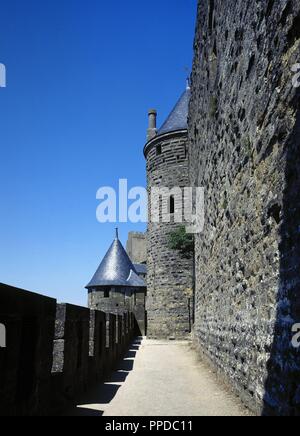 La Francia. Dipartimento dell'Aude. Regione Occitanie. Cite de Carcassonne. Cittadella medioevale. L'architetto Eugène ne Viollet-le-Duc rinnovato la fortezza (1853-1879). Mura di cinta del castello di Condal, residenza del Trencavell (XII secolo). Il Re Jaime I, nella sua infanzia, era stato imprigionato in questo castello per ordine del Signore di Montfort. Foto Stock