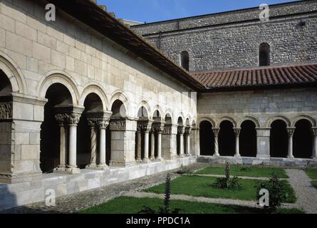 La Francia. Pyrenees-Orientales. Regione Occitanie. Elne. Cattedrale. Fu consacrata nel 1069. Nel 1285, durante la dominazione aragonese crociata, le truppe francesi hanno saccheggiato il paese. Vista della parte romanica del chiostro (XII secolo). Foto Stock