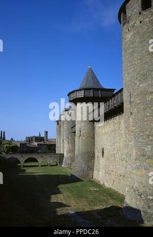 La Francia. Dipartimento dell'Aude. Regione Occitanie. Cite de Carcassonne. Cittadella medioevale. L'architetto Eugène ne Viollet-le-Duc rinnovato la fortezza (1853-1879). Torri di difesa del castello di Condal, residenza del Trencavell (XII secolo). Il Re Jaime I, nella sua infanzia, era stato imprigionato in questo castello per ordine del Signore di Montfort. Sullo sfondo la Basilica dei Santi Nazarius e Celso. Foto Stock