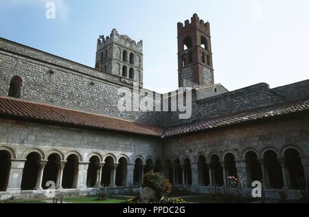 La Francia. Pyrenees-Orientales. Regione Occitanie. Elne. Cattedrale. Fu consacrata nel 1069. Nel 1285, durante la dominazione aragonese crociata, le truppe francesi hanno saccheggiato il paese. Vista della parte romanica del chiostro (XII secolo). Foto Stock