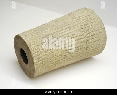 Mesopotamia. Neo-Babylonian Impero. Cono di argilla con una iscrizione di Nabucodonosor II (630-562 a.C.) depositato nella fondazione del tempio Lugal-Marad nella città di Marad. Il testo riporta che nel corso delle opere, l'iscrizione di Naram-Suen di Agade (2236-2200 a.C.), il fondatore originale del tempio era stata trovata. Lo stato Museo Hermitage. San Pietroburgo. La Russia. Foto Stock