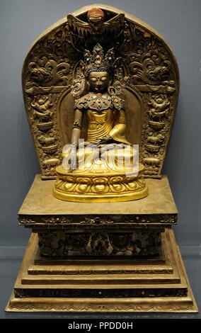 Il buddismo. Buddha Sakyamuni o Gautama. Mongolia Interna, xix secolo. Ottone, argento, martellare, colata, doratura parziale, bronzo e intarsi di corallo, incisione. Membro Museo Hermitage. San Pietroburgo. La Russia. Foto Stock