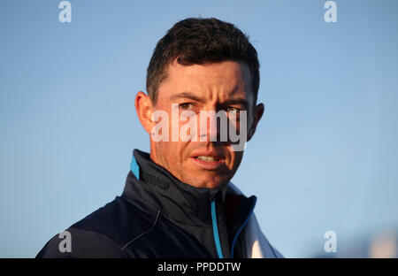 Team Europe's Rory McIlroy durante un photocall in anteprima due giorno della Ryder Cup presso Le Golf National, Saint-Quentin-en-Yvelines, Parigi. Foto Stock