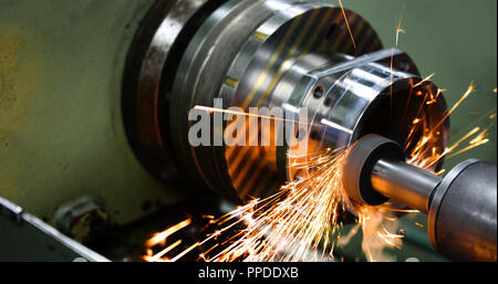 La finitura in metallo sul lavoro di alta precisione della macchina di molatura in officina Foto Stock