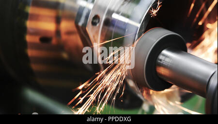 La finitura in metallo sul lavoro di alta precisione della macchina di molatura in officina Foto Stock