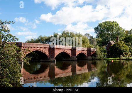 Il fiume Tamigi presso la Clifton Hampden bridge, Oxfordshire, England, Regno Unito Foto Stock