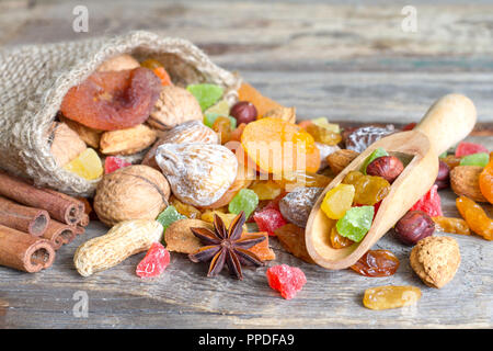 Frutta secca e noci organic snack sani su vecchi tavoloni Foto Stock