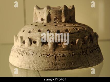 Mesopotamia. Coperchio in ceramica di un bruciatore di incenso con iscrizioni scritta in aramaico. Databile tra il I secolo A.C. e il II secolo A.C. Pergamon Museum. Berlino. Foto Stock