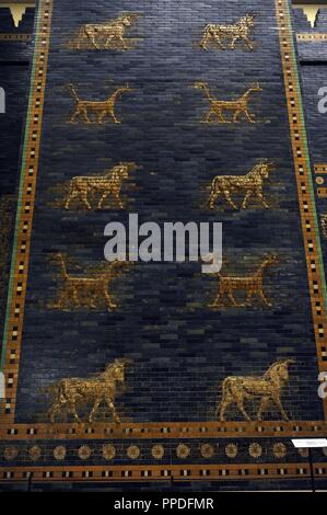 Ishtar Gate. Il cancello del otto della parete interna di Babilonia. Costruito nel 575 A.C. da ordinare a Nebukadnetsar II. Ricostruito nel 1930. Dettaglio. Pergamon Museum. Berlino. Germania. Foto Stock