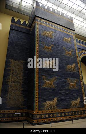 Arte mesopotamica Neo-Babylonian. Ishtar Gate, una delle otto porte della parete interna di Babilonia. Costruito nell'anno 575 A.C. Durante il regno del re Nabucodonosor II (604-562 a.C.) con vetrate di mattoni di colore blu con righe alternate di bassorilievo con draghi mushussu, chiamato anche sirrush e uro. Esso è stato dedicato alla dea babilonese Ishtar. Ricostruita nel 1930. Pergamon Museum. Berlino. Germania. Foto Stock