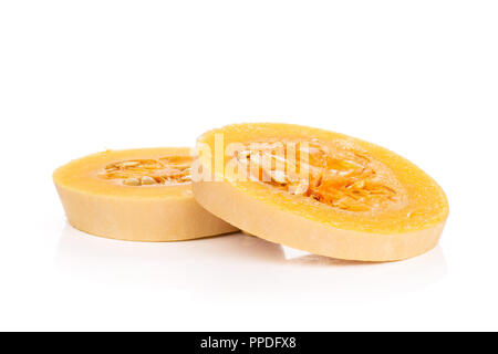 Gruppo di due fette di liscio a pera arancione zucca waltham varietà isolati su sfondo bianco Foto Stock