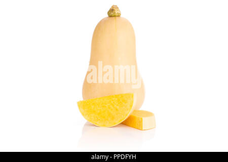 Gruppo di una intera due fette di liscio a pera arancione zucca waltham varietà isolati su sfondo bianco Foto Stock