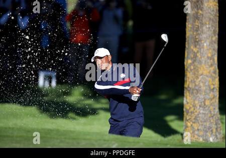 Il Team USA di Tiger Woods chip da un bunker durante l'anteprima due giorno della Ryder Cup presso Le Golf National, Saint-Quentin-en-Yvelines, Parigi. Foto Stock