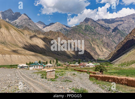 La altezze incredibili di Alay Trek nel sud-ovest del Kirghizistan che prende in 4 3000+ metro passa. Foto Stock