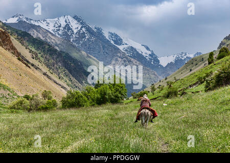 La altezze incredibili di Alay Trek nel sud-ovest del Kirghizistan che prende in 4 3000+ metro passa. Foto Stock