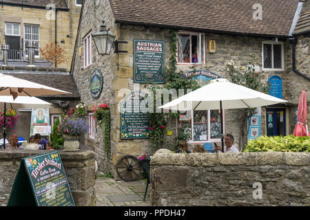 Facciata colorata del Tiroler Stuberl, un austriaco coffee shop e un importatore di salsiccia, Bakewell, Derbyshire, Regno Unito Foto Stock