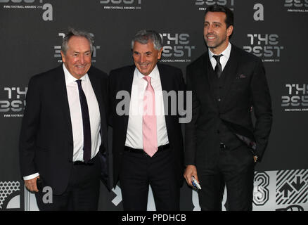 Gerard Houllier (sinistra), David Dein (centro) e Edu Gaspar il miglior FIFA Football Awards 2018 presso la Royal Festival Hall di Londra. Stampa foto di associazione. Picture Data: lunedì 24 settembre, 2018. Vedere PA storia SOCCER Awards. Foto di credito dovrebbe leggere: Tim Goode/PA FILO Foto Stock