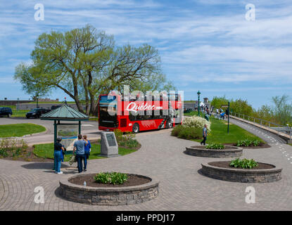 Gita turistica in autobus a un arresto sulle pianure di Abramo, vicino alla Citadelle di Québec. I turisti la lettura di un segno interpretativa. Quebec City, in Canada Foto Stock