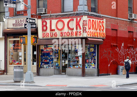 Block Drug Store, 101 2a Ave, New York, NY. esterno di un drug store nell'East Village quartiere di Manhattan. Foto Stock