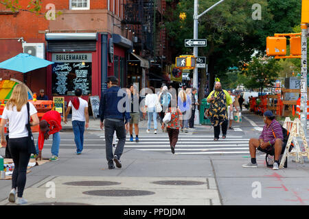 Una scena di strada vicino a East 1st St, e 1st Ave nel quartiere East Village di Manhattan, New York, NY, Settembre 2018 Foto Stock