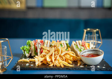 Club sandwich con patatine fritte con pepe sos .Cucina veloce Foto Stock