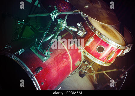 Vecchio polveroso drum kit in camera oscura. Foto Stock