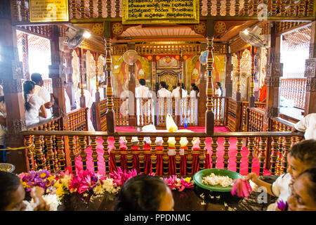 Kandy Sri Lanka Luglio 29 2017 -interno del famoso tempio del Dente a Kandy, Sri Lanka Foto Stock