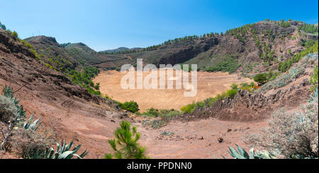 Il cratere Marteles, picchi del paesaggio protetto, Paisaje Protegido de Las Cumbres, Gran Canaria Island, Isole Canarie, Spagna, Europa Foto Stock