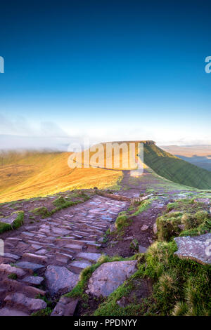 Il mais Du da Pen y la ventola a sunrise in Brecon Beacons Foto Stock