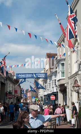 Cowes High Street durante la Cowes Week 2013, Cowes, Isle of Wight, Regno Unito Foto Stock