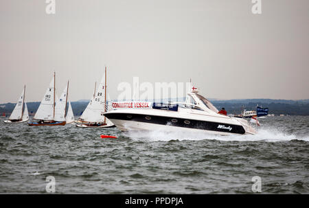 Comitato nave in azione durante la Cowes Week 2013, Solent, Cowes, Isle of Wight, Regno Unito Foto Stock