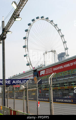 La grande ruota chiamato Singapore Flyer lungo con Pit Grandstand in FORMULA ONE Grand Prix 2018 in Singapore Repubblica di Singapore Asia Foto Stock