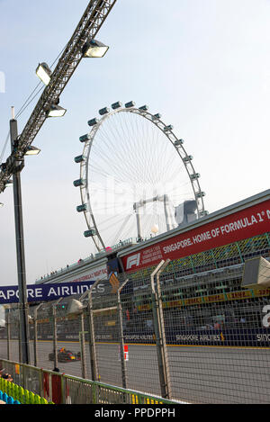 La grande ruota chiamato Singapore Flyer lungo con Pit Grandstand in FORMULA ONE Grand Prix 2018 in Singapore Repubblica di Singapore Asia Foto Stock