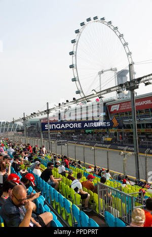 La grande ruota chiamato Singapore Flyer lungo con Pit Grandstand in FORMULA ONE Grand Prix 2018 in Singapore Repubblica di Singapore Asia Foto Stock